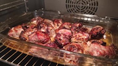 Et fırında pişiyor. Bardakta et pişiriyorum.
