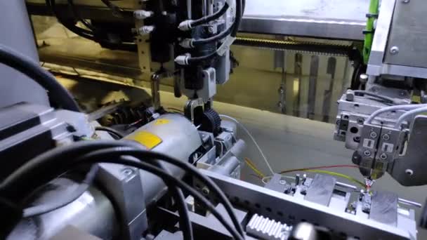 Otomotif Produksi Kabel Listrik Proses Otomatisasi Robot Dari Pembuatan Kabel — Stok Video