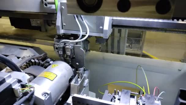 電気配線の自動車生産 自動車の電気配線を製造するロボット自動化プロセス 人がいないと — ストック動画