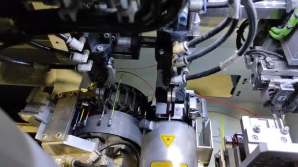 Elektromos Vezetékek Autóipari Gyártása Autóipari Elektromos Vezetékek Gyártásának Robotizált Automatizált — Stock videók