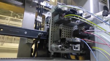 Otomotiv elektrik kabloları üreten bir robot. Mekanizmalar robottur..