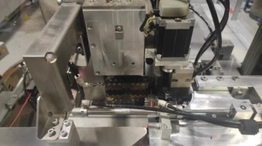 Otomotiv elektrik kabloları üreten bir robot. Mekanizmalar robottur..