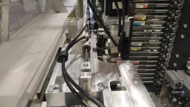 Otomotiv elektrik kabloları üreten bir robot. Mekanizmalar robottur..
