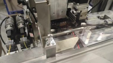 Otomotiv elektrik kabloları üreten bir robot. Mekanizmalar robottur..