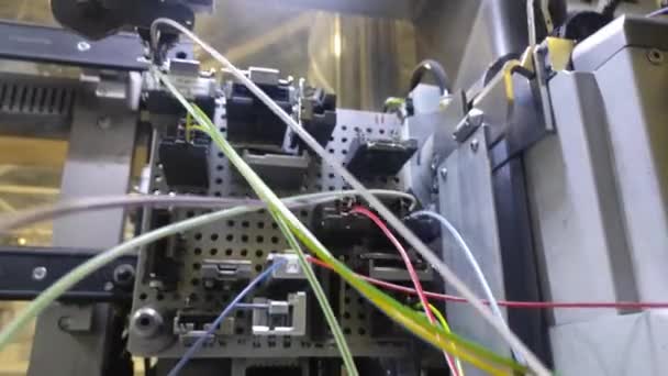 Sebuah Robot Untuk Pembuatan Kabel Listrik Otomotif Mekanisme Adalah Robot — Stok Video