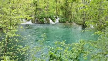 Plitvice Gölleri. Plitvice Lakes Ulusal Parkı. Cennet şelaleleri ve muhteşem doğa. Turizm ve eğlence.