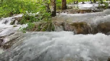 Plitvice Gölleri. Plitvice Lakes Ulusal Parkı. Cennet şelaleleri ve muhteşem doğa. Turizm ve eğlence.