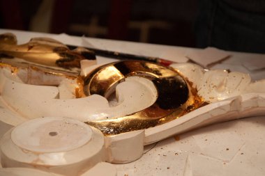 Yaldızlı ürünler. Gerçek altın. Altın yaldızlama sanatı. El yapımı ve profesyonel sanat