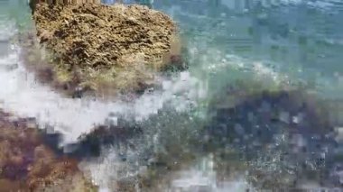 Yazın güneşli bir günde deniz. Huzur ve rahatlama. Dalganın sörfü. Görüntüler Çölde