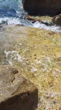 Yazın güneşli bir günde deniz. Huzur ve rahatlama. Dalganın sörfü. Görüntüler Çölde