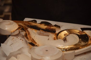 Yaldızlı ürünler. Gerçek altın. Altın yaldızlama sanatı. El yapımı ve profesyonel sanat