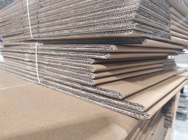 Karton fabrikası. Gri karton kutu. Bükülmüş karton dokusu kahverengi.