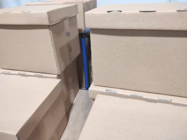 Karton fabrikası. Gri karton kutu. Bükülmüş karton dokusu kahverengi.