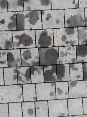 Çakıl taşlarında siyah yağ lekeleri var. Hata. Araba servisi. Araba arızası