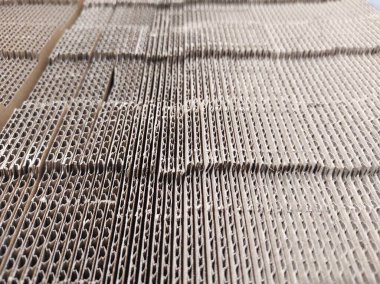 Karton fabrikası. Gri karton kutu. Bükülmüş karton dokusu kahverengi.