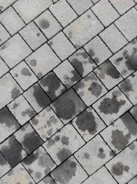 Çakıl taşlarında siyah yağ lekeleri var. Hata. Araba servisi. Araba arızası