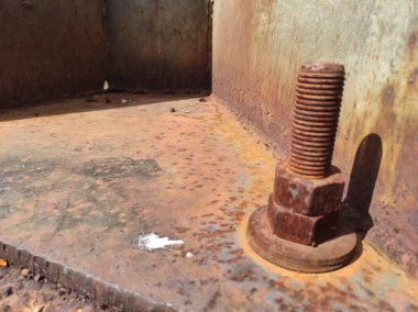 Paslı bir dokunun fotoğrafı. Eski paslı, yıpranmış metal