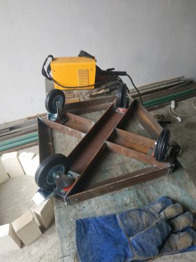 Sarı kaynak makinesi. Kaynak işi