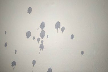 Gri soyut leke arka planı. Duvarda lekeler var.