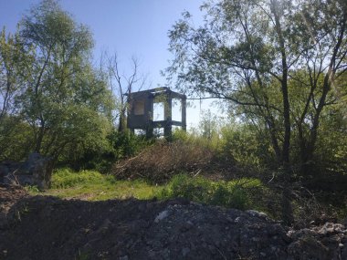 Eski yıkılmış evleri olan terk edilmiş sanayi bölgesi. Sapık