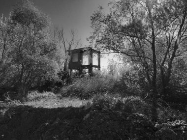 Eski yıkılmış evleri olan terk edilmiş sanayi bölgesi. Sapık