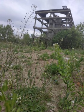 Eski yıkılmış evleri olan terk edilmiş sanayi bölgesi. Sapık