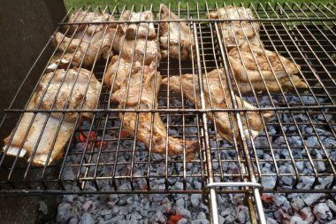 Tavuk ızgara. Barbekü yanıyor.