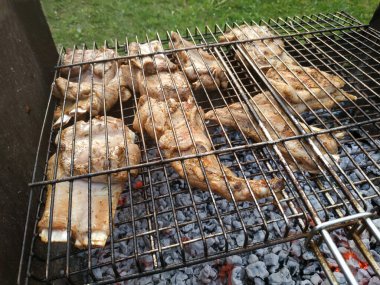 Tavuk ızgara. Barbekü yanıyor.