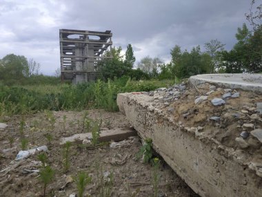 Eski yıkılmış evleri olan terk edilmiş sanayi bölgesi. Sapık