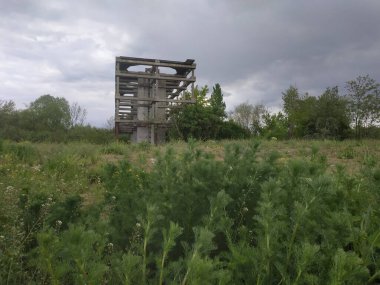 Eski yıkılmış evleri olan terk edilmiş sanayi bölgesi. Sapık