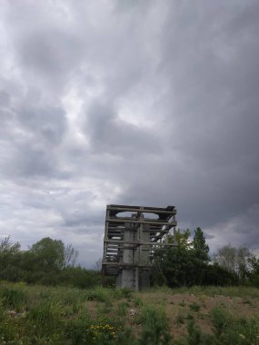 Eski yıkılmış evleri olan terk edilmiş sanayi bölgesi. Sapık