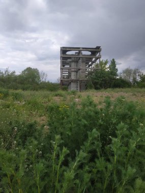 Eski yıkılmış evleri olan terk edilmiş sanayi bölgesi. Sapık