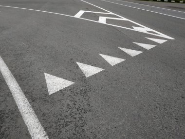 Yol işaretleri. Gri ve siyah üzerine beyaz. Soyut çizim sanatı