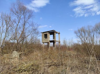 Eski yıkılmış evleri olan terk edilmiş sanayi bölgesi. Sapık