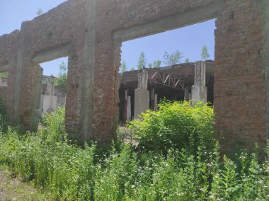 Eski yıkılmış evleri olan terk edilmiş sanayi bölgesi. Sapık