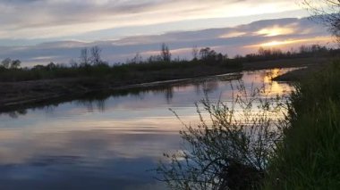 Gün batımında manzara nehri. Gün batımında göl sessizdir.