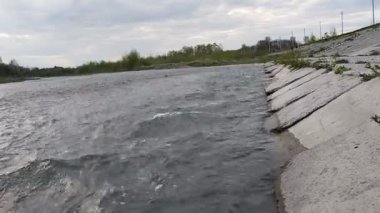 Nehir ve beton levhalar. Rezervuar. Hızlı nehir ve dalgalar