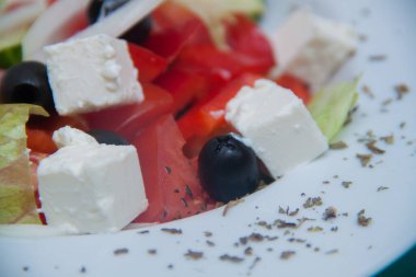 Fotoğraf Sezar salatası. Salata restoranda servis edilir.