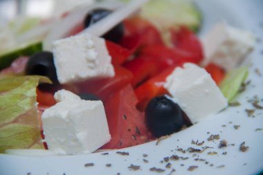 Fotoğraf Sezar salatası. Salata restoranda servis edilir.
