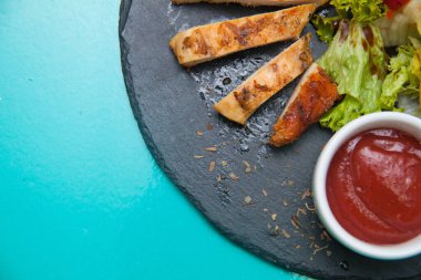 Yemek fotoğrafı: salatalı fırında domuz filetosu.