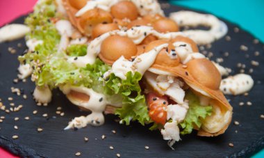 Tavuklu Belçika waffle 'ı. Fotoğraf servisi.