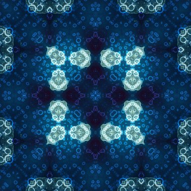 Kare, pürüzsüz desen. Doku simetrik olarak örülmüş.