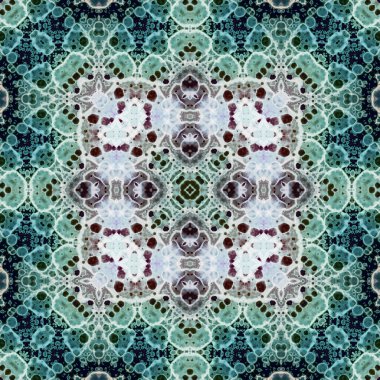 Kare, pürüzsüz desen. Doku simetrik olarak örülmüş.