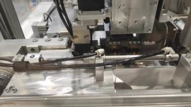 Endüstri Otomatik kabloların üretimi. Robotlar otomatiktir.