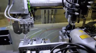 Endüstri Otomatik kabloların üretimi. Robotlar otomatiktir.