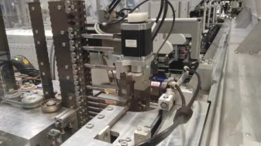 Endüstri Otomatik kabloların üretimi. Robotlar otomatiktir.