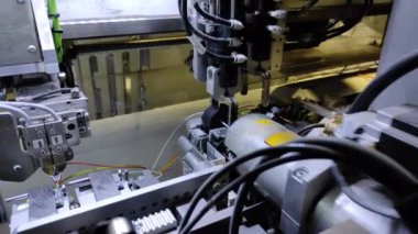 Endüstri Otomatik kabloların üretimi. Robotlar otomatiktir.