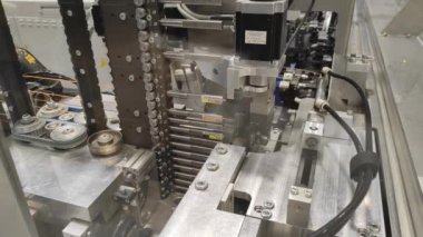 Endüstri Otomatik kabloların üretimi. Robotlar otomatiktir.