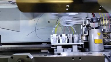 Endüstri Otomatik kabloların üretimi. Robotlar otomatiktir.