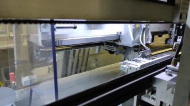 Endüstri Otomatik kabloların üretimi. Robotlar otomatiktir.